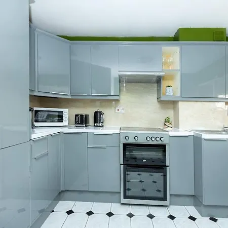 Spacious 4Br Apt With Large Balcony London Exterior photo