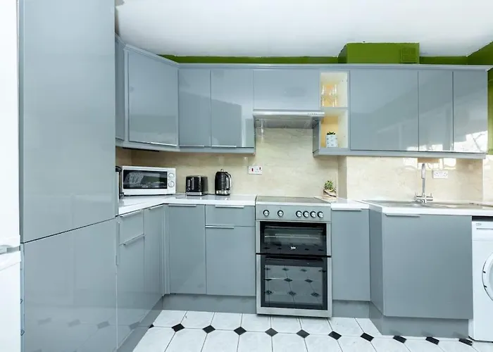 Spacious 4Br Apt With Large Balcony