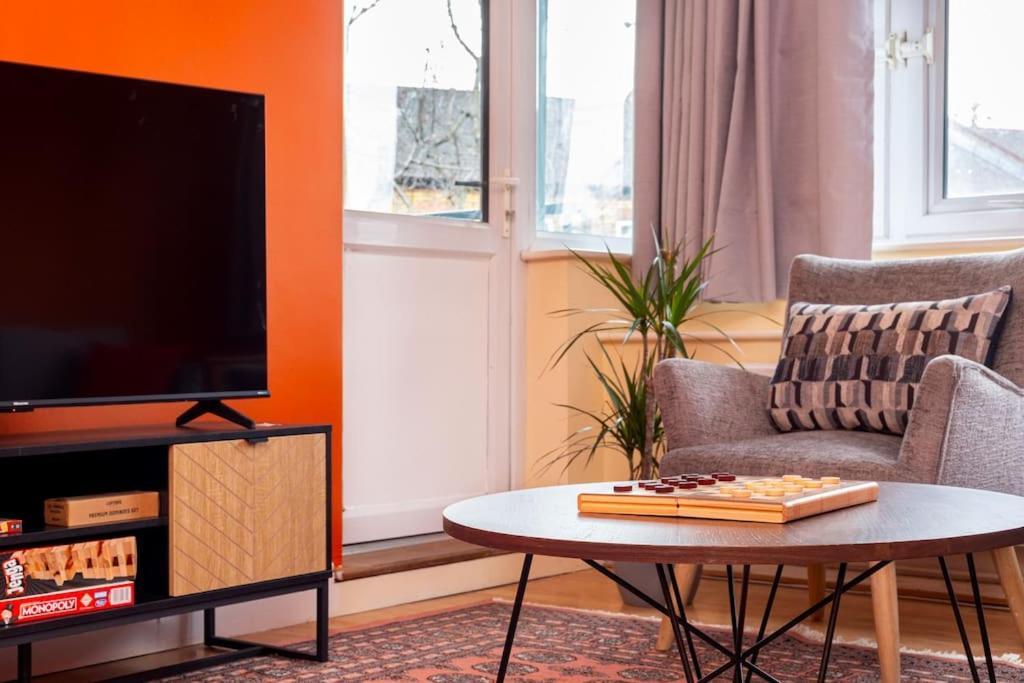 Spacious 4br With Large Balcony * London