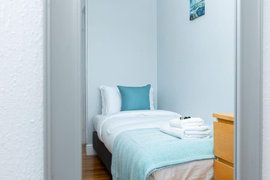 Spacious 4br With Large Balcony London