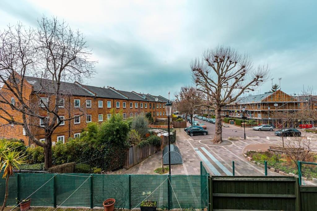 Spacious 4br With Large Balcony * London