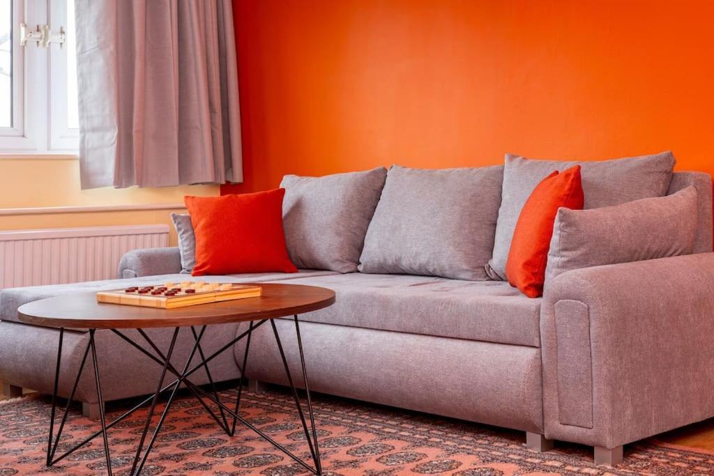 Spacious 4br With Large Balcony * London