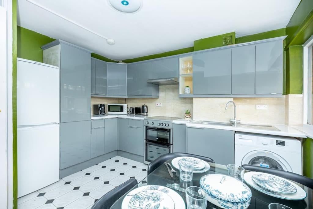 Apartment Spacious 4br With Large Balcony London