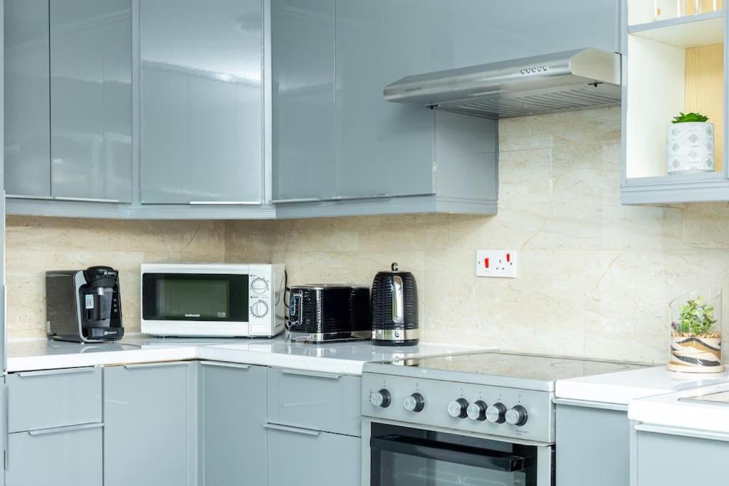 Spacious 4br With Large Balcony Apartment *